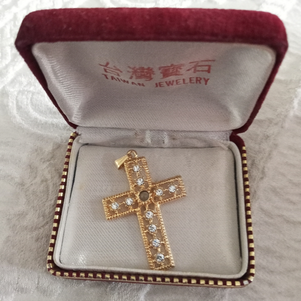New absolutely gorgeous Vintage Gold filled cross pendant